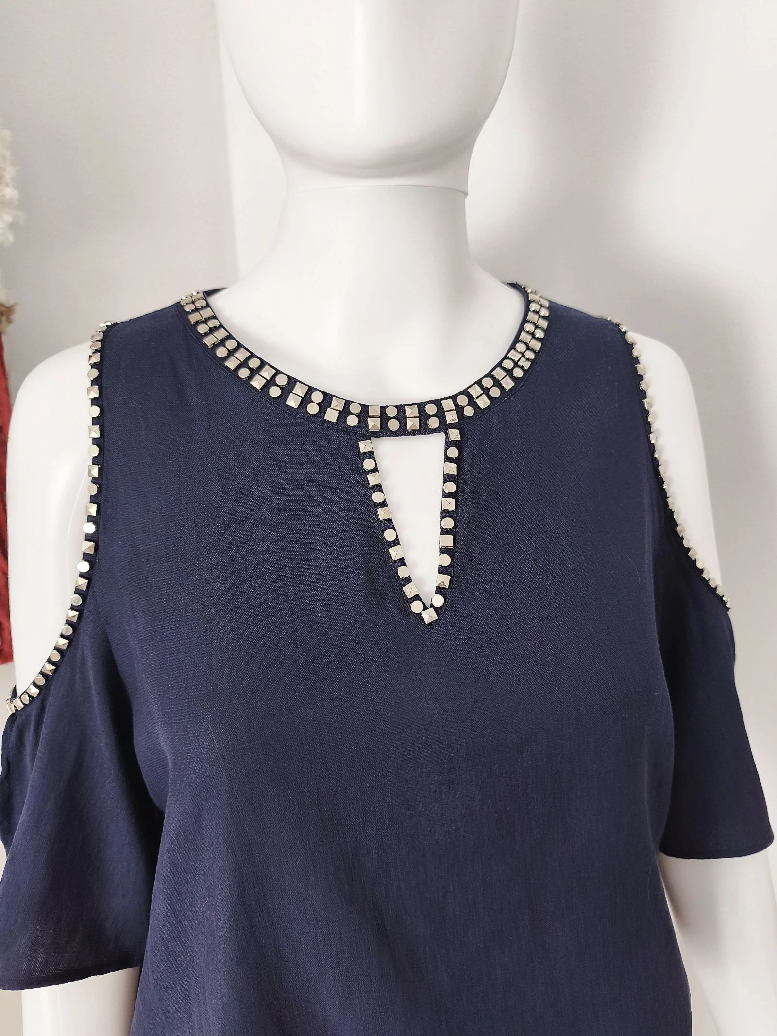 Vloeibare blouse met studs en schouderuitsnijding van Amy Lou – photo 6